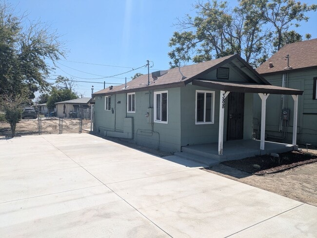 Building Photo - Cozy 1-Bed Home – Fenced Yard, Washer Hook...