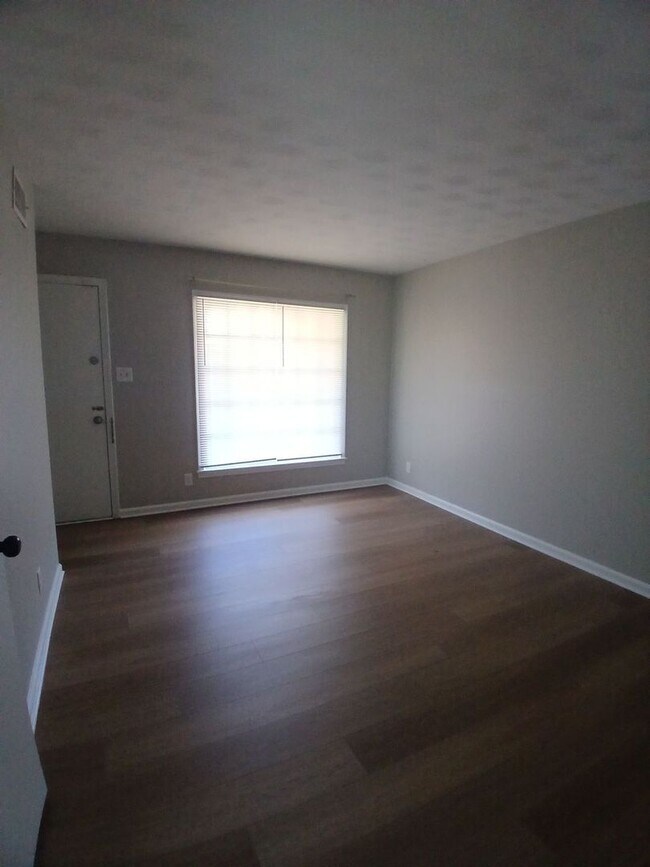 Building Photo - Newly Renovated 3 bedroom 1.5 bathroom in ...