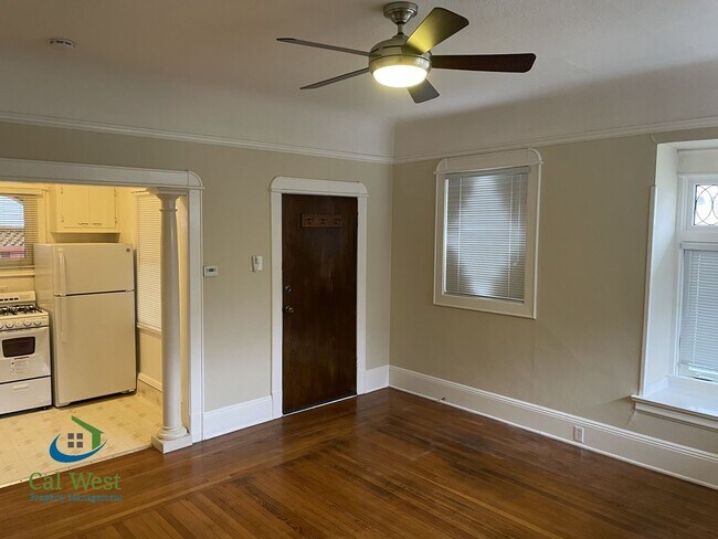 Foto del edificio - $2595 - 1Bed 1Bath Beautiful Duplex on a Tree Lined Street in the Rose Garden Area!
