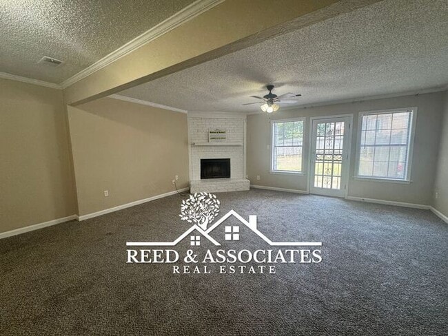 Building Photo - 2 Bedroom Townhome in Southeast Area