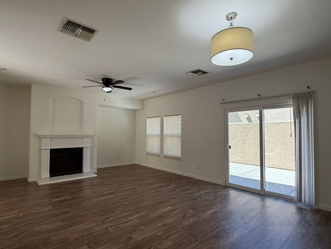 Building Photo - 3301 N Park Dr