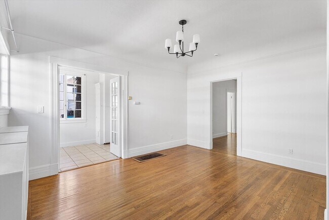 Foto del edificio - 2138 Clinton Ave #A - 1 bedroom | 1 bath