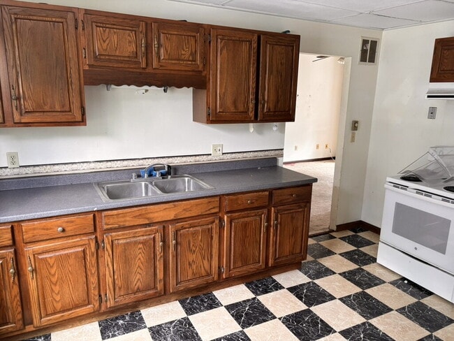 Building Photo - No more commute! Large 2 unit with parking...