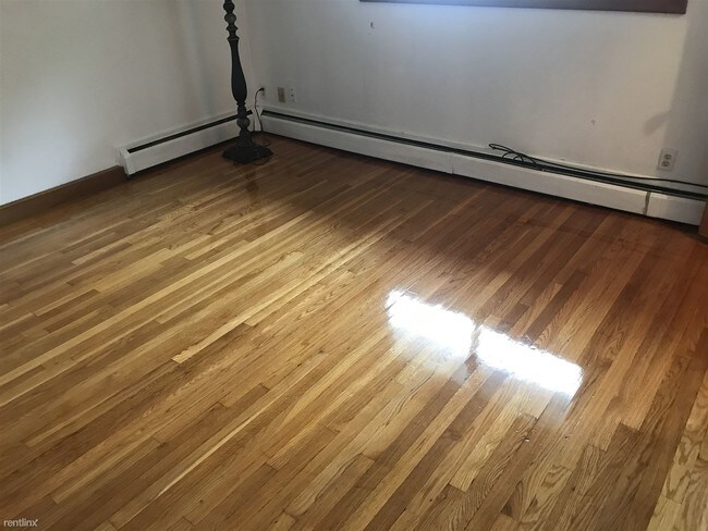 Building Photo - 2 br, 1 bath Apartment - 415 Newport Ave