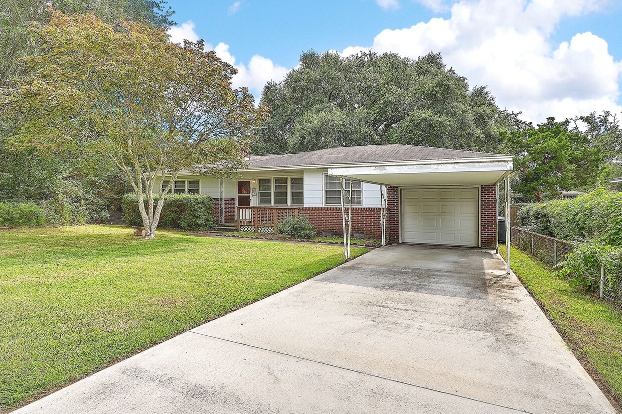 Primary Photo - Single Family Home in Park Circle!