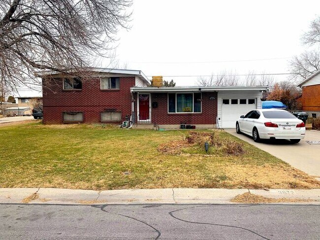 Building Photo - Updated 3 Bedroom Large Backyard