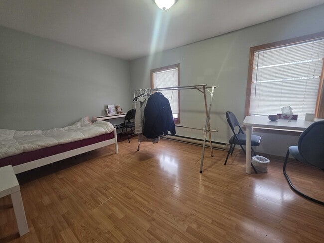 Building Photo - 558 Albert St