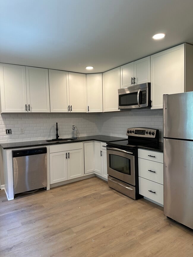 Kitchen - 1415 Vancouver Dr