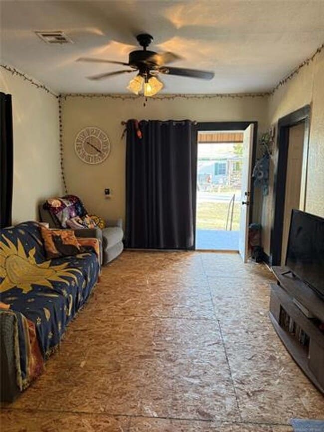 Building Photo - 2 Bedroom Home $950/month