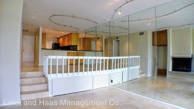 Building Photo - 8115 Marina Pacifica Dr N