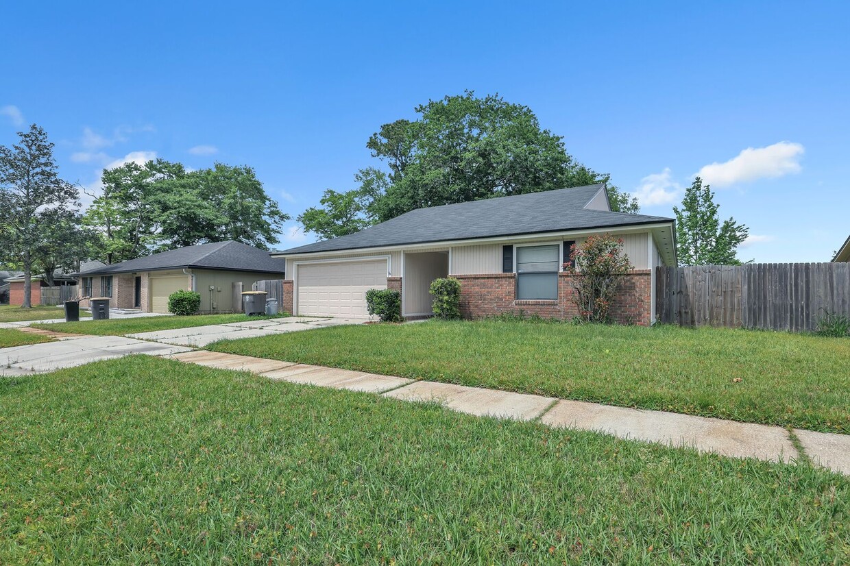 Primary Photo - Renovated 3 bedroom/ 2 bathroom home on th...