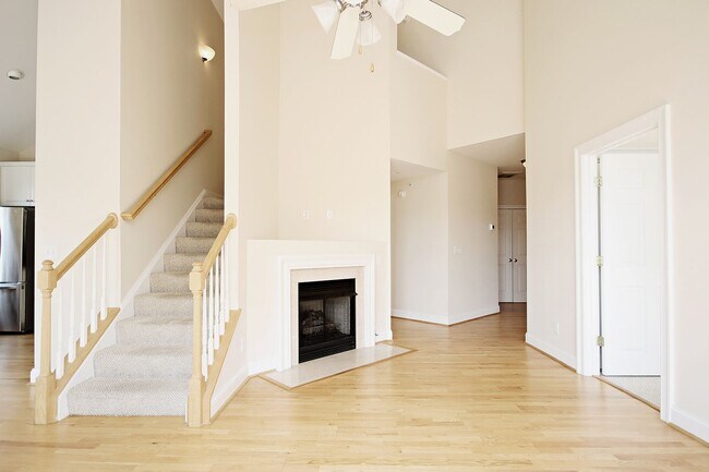 Building Photo - Sunlit Condo With Easy Access to Rt 29