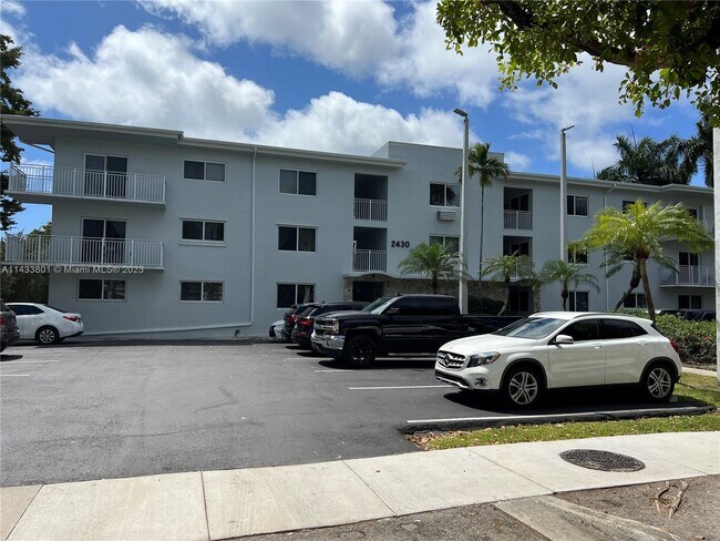 Foto del edificio - 2430 NE 135th St