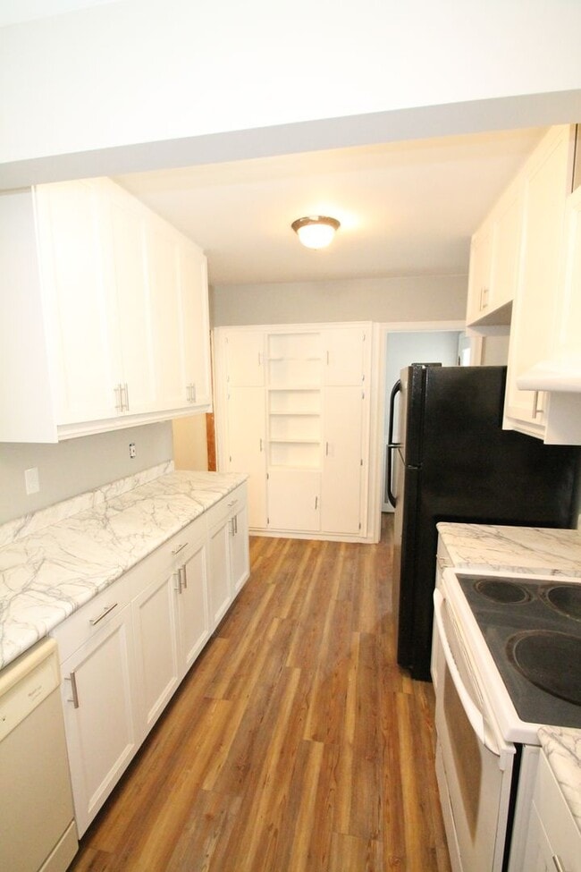 Foto del edificio - This 4br, 2bth home is for someone who wants way more than they pay for, so just keep a moving.