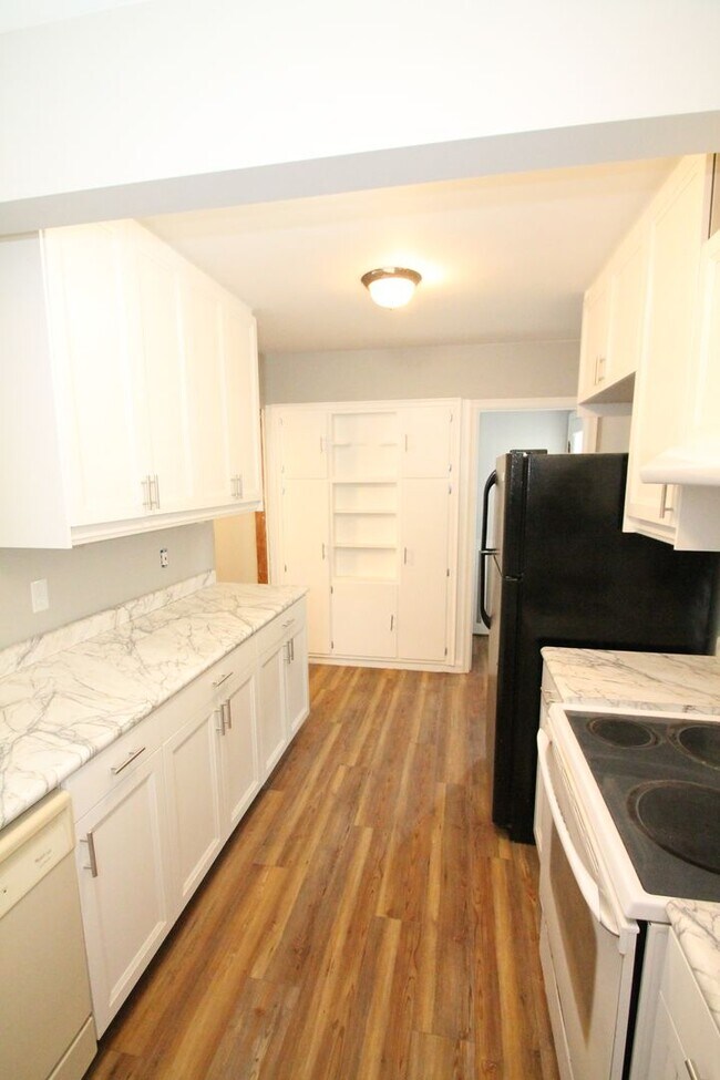 Foto del edificio - This 4br, 2bth home is for someone who wants way more than they pay for. SO Nice!