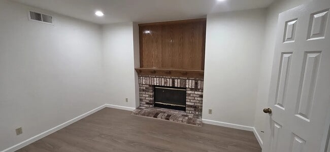 Building Photo - 2345 Pinard St