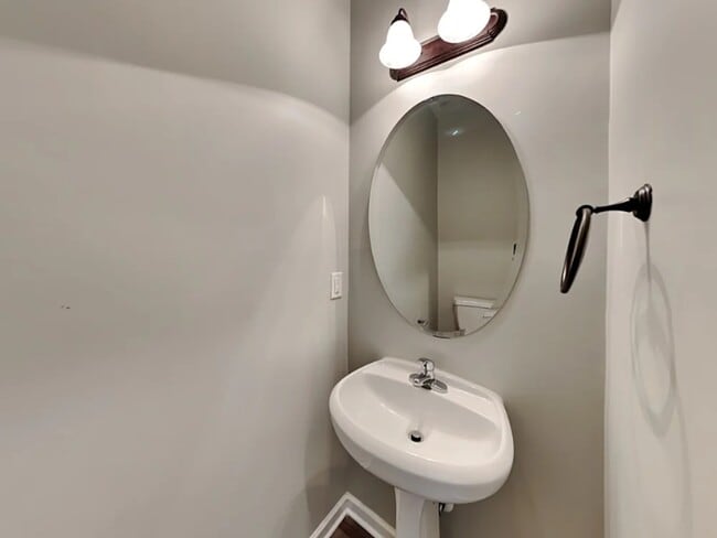 Foto del edificio - 229 Haywood Ln