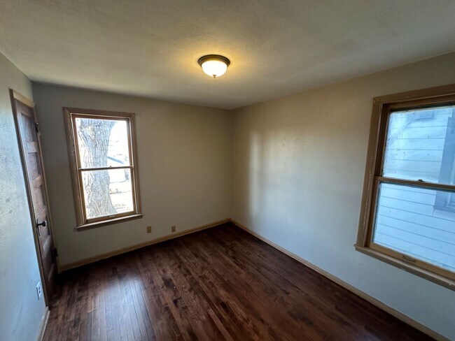 Building Photo - 3 Bedroom Single Family