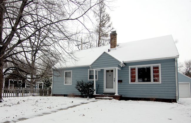 Building Photo - 704 S Grove St