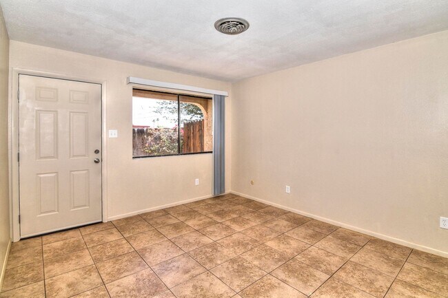 Foto del edificio - 2122 S Maple Ave