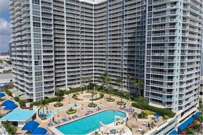 Foto del edificio - 7601 E Treasure Dr