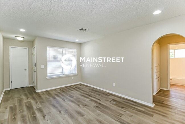 Building Photo - 3 Bedroom Pet-Friendly Home in Midwest City, OK with Main Street Renewal