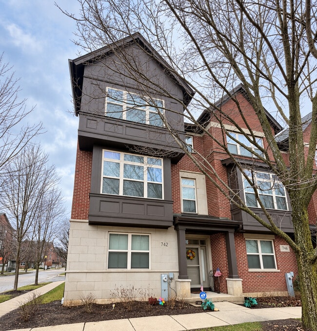 Building Photo - 742 Summit Ln
