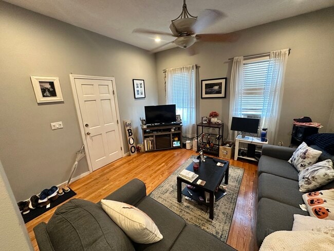 Foto del edificio - 423 E 3rd St