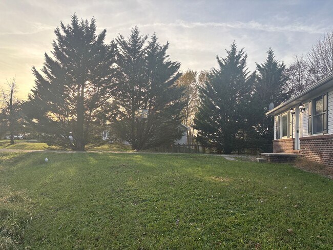 Building Photo - Available Now! 3 Bedroom House on a Cul de...