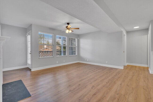 Sala de estar y ventanas/balcón - 151 N Timber Dr