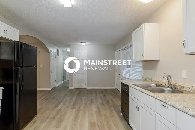 Building Photo - 4 Bedroom Pet-Friendly Home in Kansas City, MO with Main Street Renewal