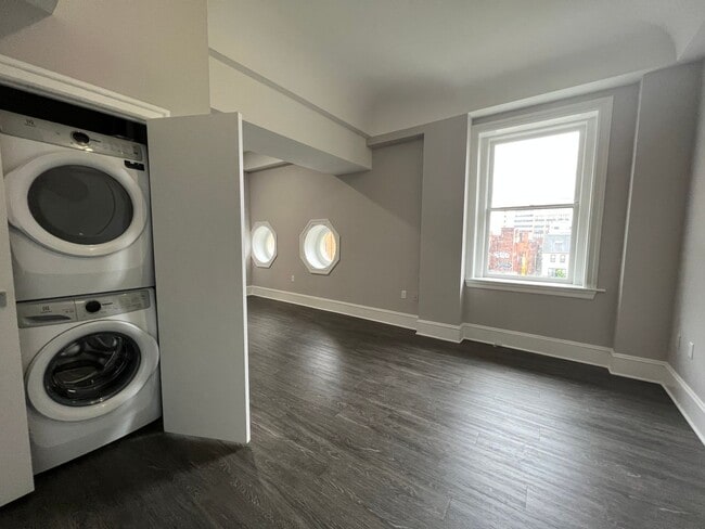 Interior Photo - 306 W Franklin