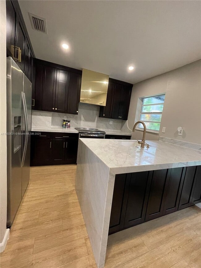 Building Photo - 8005 SW 63rd Pl