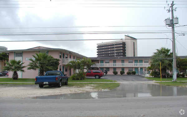 Primary Photo - Palm View Apartments