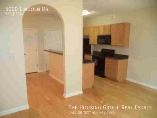 Building Photo - Fairburn Townhome