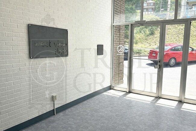 Building Photo - Move In Ready! North Hills School District, Parking, Updated 2 BR, Quartz Countertops, AC, Laundr...