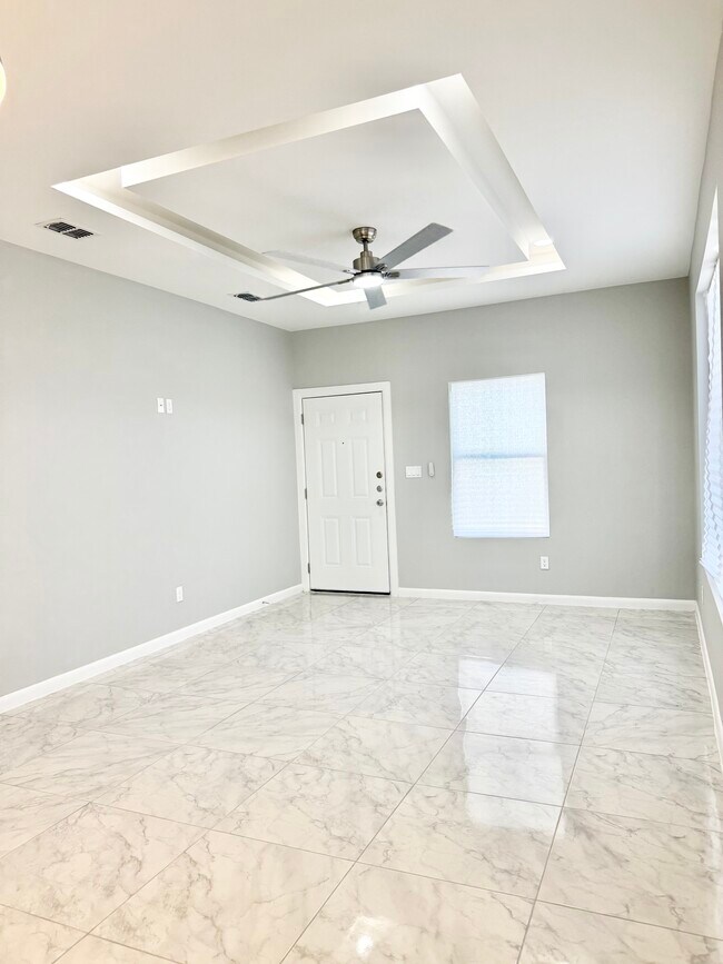 Building Photo - 2108 E Viviana St