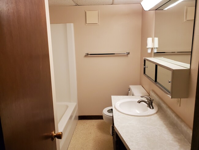 Baño - 807 5th St NW