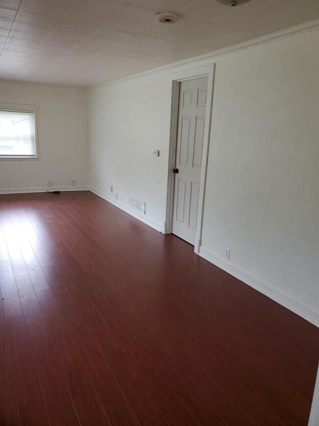 Building Photo - 301 Cherry Ln