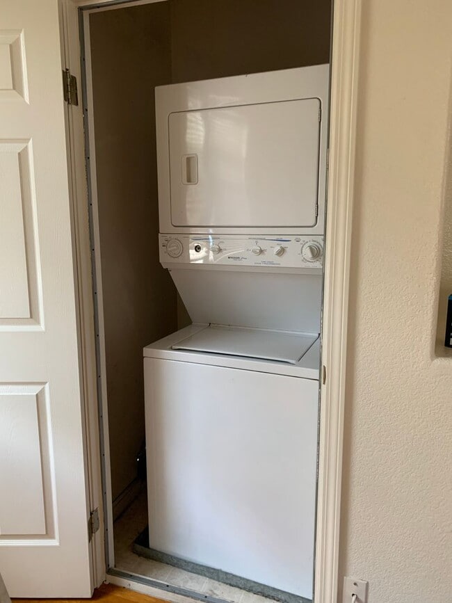 Building Photo - Light & Bright upstairs one bedroom Granny...