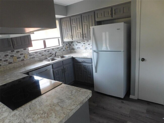 Foto del edificio - 8315 Elm Ct