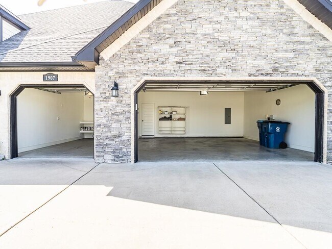 Foto del edificio - 1907 SW Edinburgh Ave