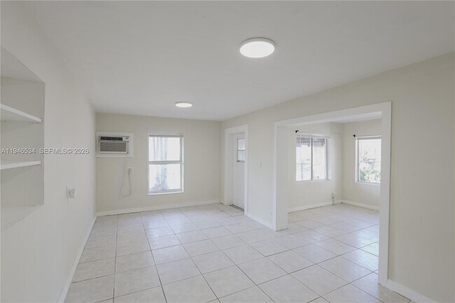 Foto del edificio - 2250 NE 136th St