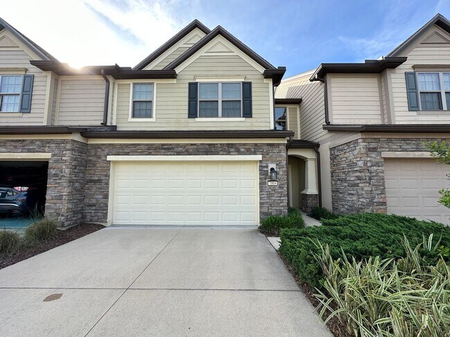 Foto del edificio - Lovely Bartram Townhome with 2 Car Garage.