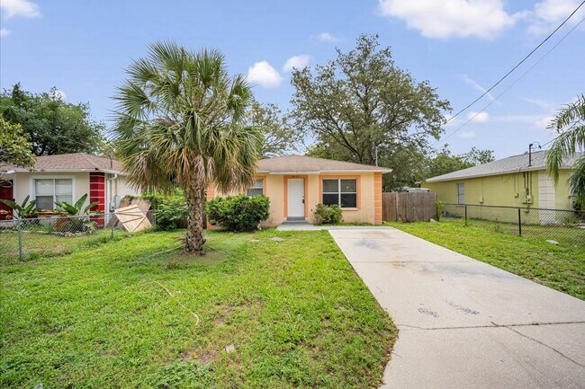 Foto del edificio - Charming 3-Bedroom Home with Spacious Yard...