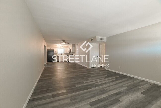 Foto del edificio - REDUCED! - Now offering half off first ful...