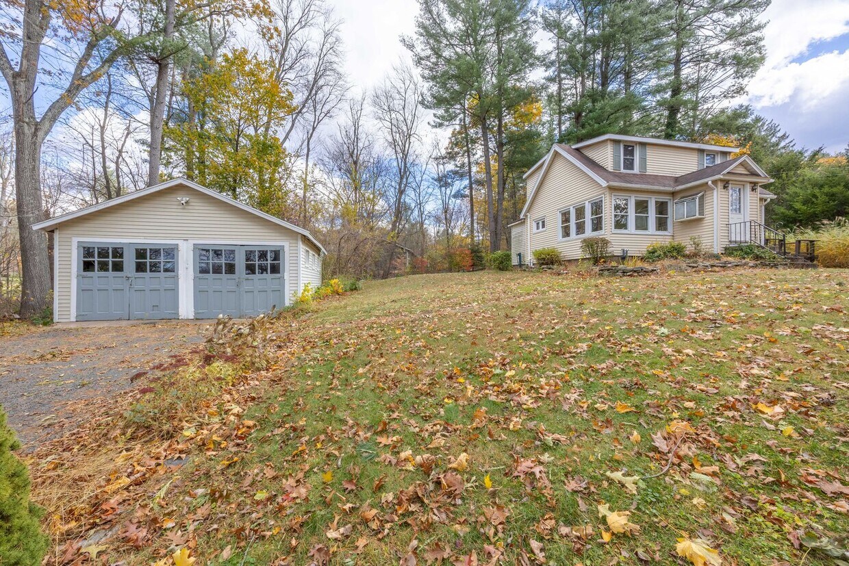 Primary Photo - Charming 2 Bedroom Home