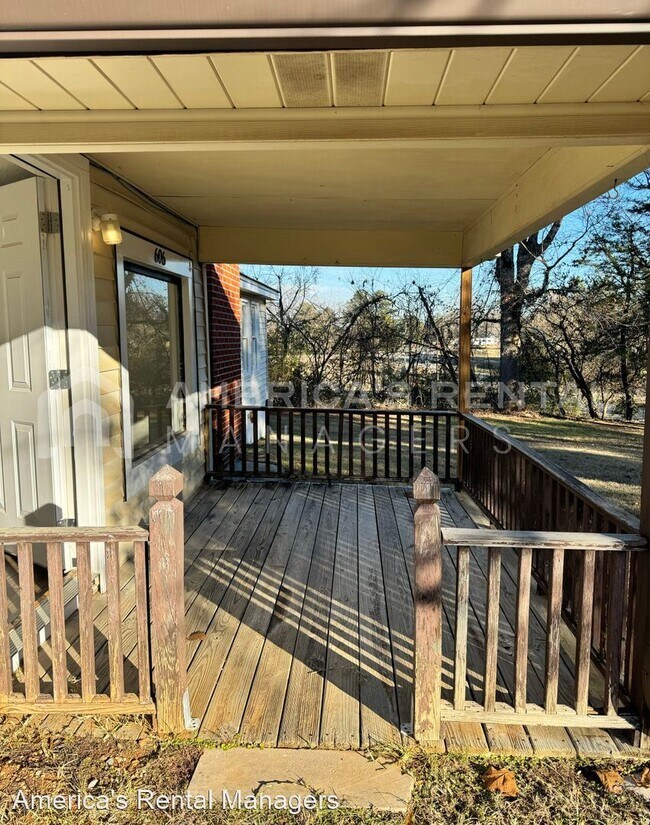 Building Photo - 3 br, 1 bath House - 606 Flag Pole Mountai...