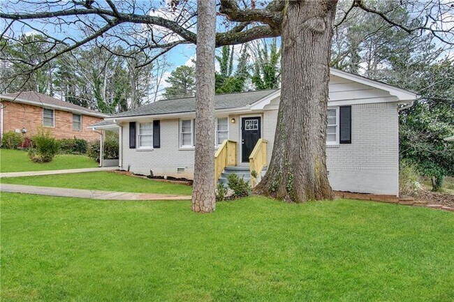 Foto del edificio - 2204 Holly Hill Dr