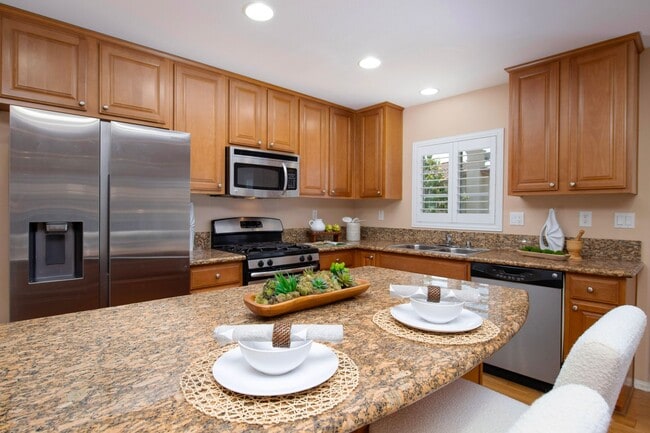 Building Photo - Homes Management - 2 Bed, 2 Bath Townhouse...